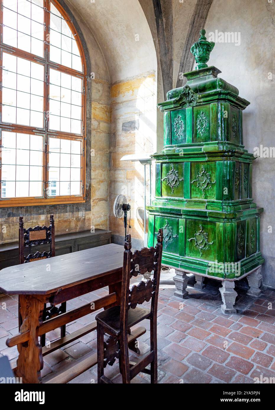 Riscaldatore verde originale all'interno del vecchio Palazzo reale di Praga Repubblica Ceca Foto Stock