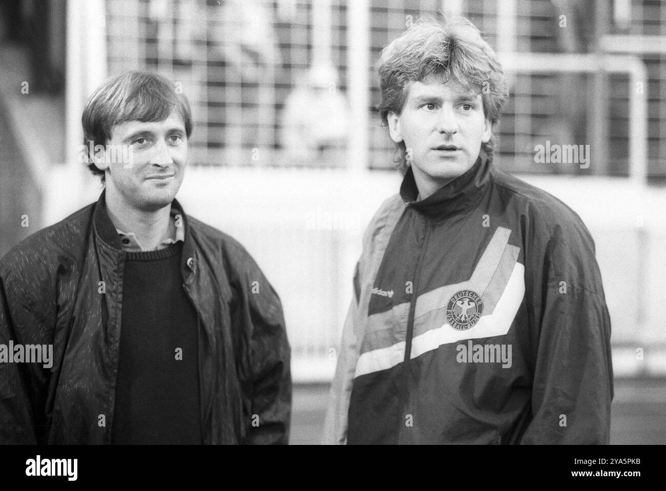 Dieter Burdenski li. mit Eike Immel 09/87 ue Dieter Burdenski li. mit Eike Immel am Randes des Fußball-Freundschaftsspiels Deutschland gegen Dänemark im Hamburger Volksparkstadion am 23. Settembre 1987 Deutschland deutsch deutscher Mann deutsche Männer Fußball Länderspiel Fußballländerspiel Fußballspiel Fußballer Fußballspieler Torhüter Fußball Torwart DFB Nationalmannschaft Stadion Fußballstadion Spielfeld Spielfeldrand Hamburg portiere tedesco calciatore tedesco halb stehend neutrale lächelnd Trainingsjacke sw adidas *** Dieter Burdenski ha lasciato Eike Immel 09 87 ue Dieter Burdensk Foto Stock