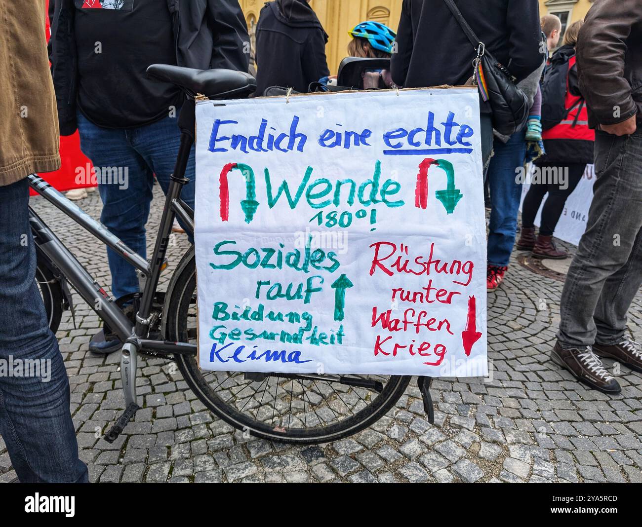 Monaco, Baviera, Germania. 12 ottobre 2024. La Ver.di union tedesca si riunì a Monaco di Baviera con il motto di Ã¢â‚¬Å“Soziales rauf-Ruestung Runter! Ã¢â‚¬Â Ã‚Â (più sociale, meno armamento) in una dimostrazione per la giustizia sociale, la giustizia climatica e la pace. Ã‚Â l'unione sta criticando il governo della coalizione Ampel per la riduzione dei programmi sociali, tra cui i pagamenti pensionistici, Buergergeld e asilo, mentre i pagamenti militari aumentano e vi è un disperato bisogno di maggiori investimenti nell'istruzione, nell'edilizia abitativa e nella protezione del clima. Ã‚Â le critiche alla spesa militare si estendono anche alle critiche alle difese Foto Stock