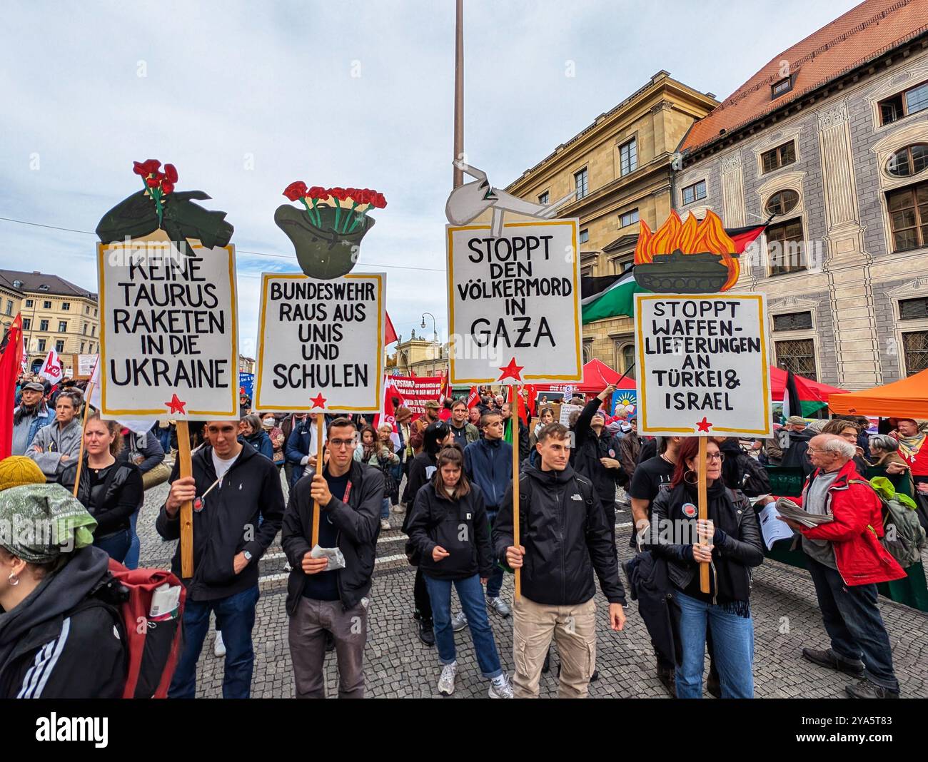 Monaco, Baviera, Germania. 12 ottobre 2024. La Ver.di union tedesca si riunì a Monaco di Baviera con il motto di Ã¢â‚¬Å“Soziales rauf-Ruestung Runter! Ã¢â‚¬Â Ã‚Â (più sociale, meno armamento) in una dimostrazione per la giustizia sociale, la giustizia climatica e la pace. Ã‚Â l'unione sta criticando il governo della coalizione Ampel per la riduzione dei programmi sociali, tra cui i pagamenti pensionistici, Buergergeld e asilo, mentre i pagamenti militari aumentano e vi è un disperato bisogno di maggiori investimenti nell'istruzione, nell'edilizia abitativa e nella protezione del clima. Ã‚Â le critiche alla spesa militare si estendono anche alle critiche alle difese Foto Stock