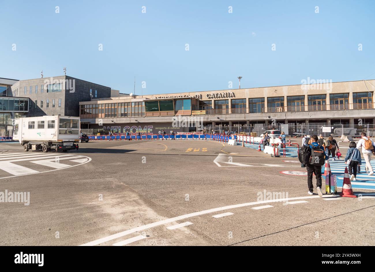 Catania, Sicilia, Italia - 29 settembre 2024: Esterno del terminal di arrivo dell'aeroporto internazionale di Catania-Fontanarossa in Sicilia. Foto Stock