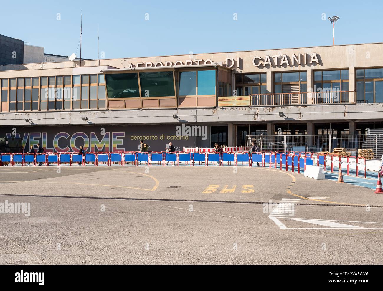 Catania, Sicilia, Italia - 29 settembre 2024: Esterno del terminal di arrivo dell'aeroporto internazionale di Catania-Fontanarossa in Sicilia. Foto Stock