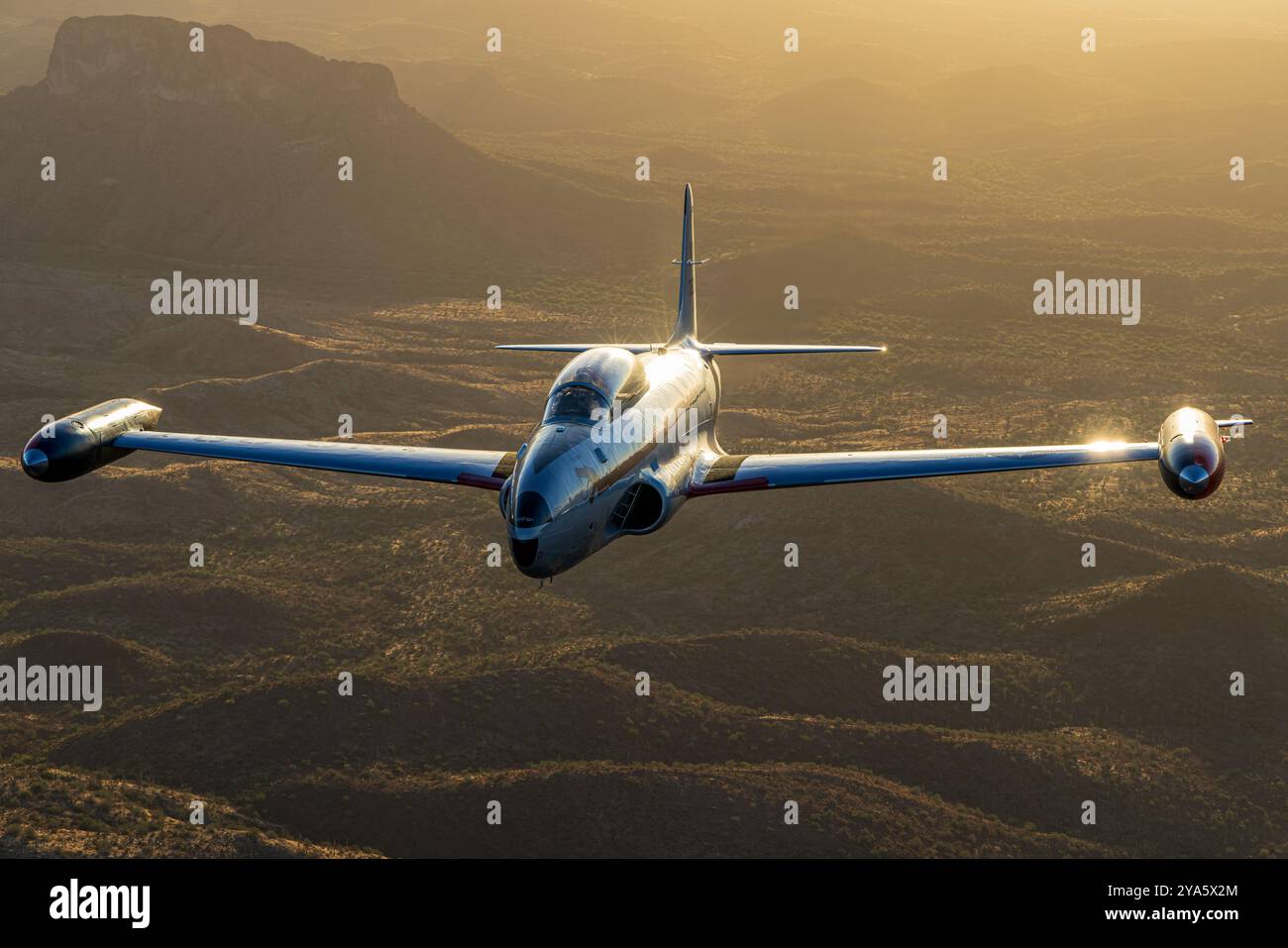 N161AZ Canadair CT-133 Silver Star Arizona Air National Guard Air in volo sopra le Superstition Mountains Arizona Foto Stock