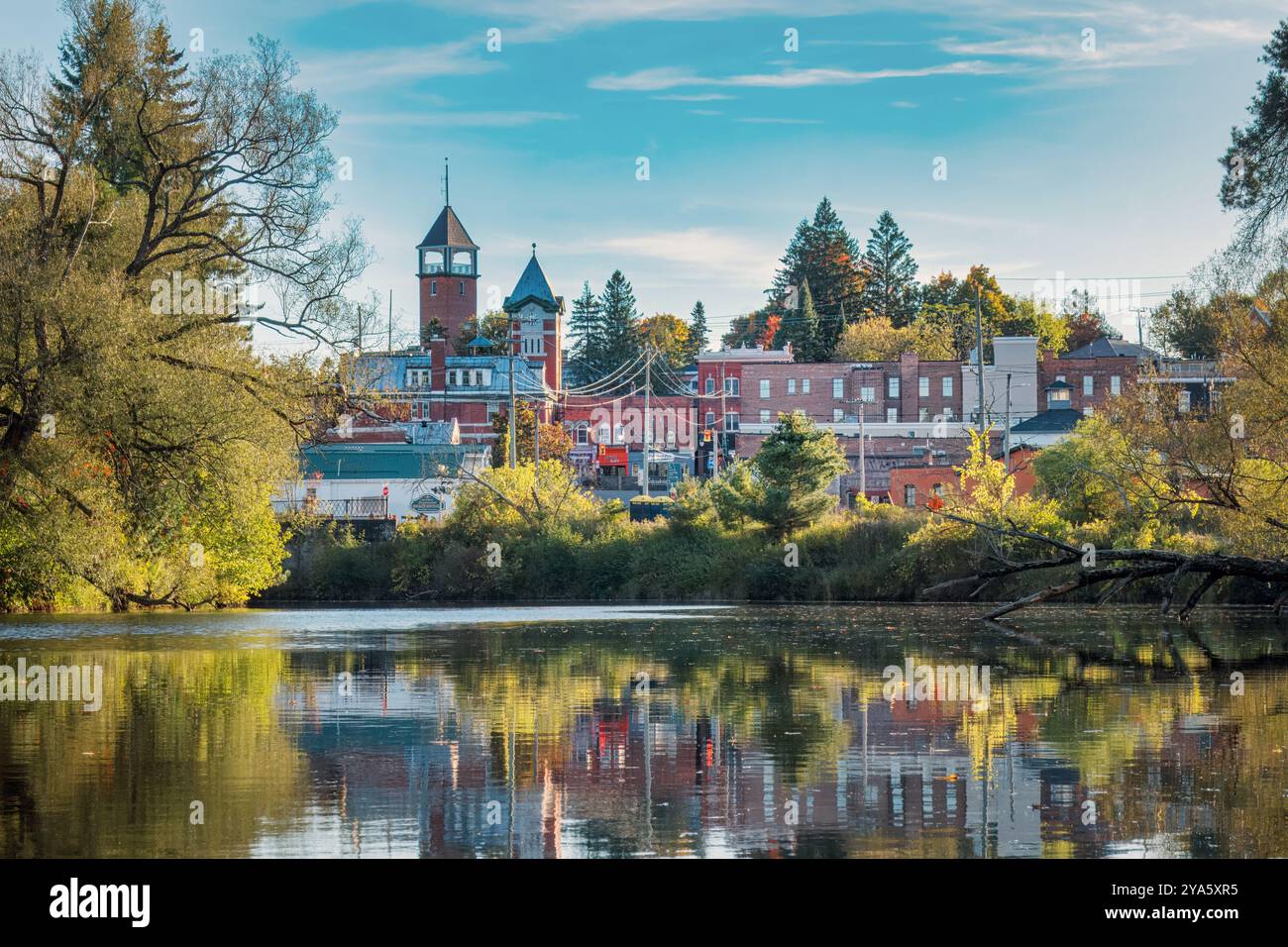 Edificio simbolo del centro di Bracebridge e riflessioni sul fiume Muskoka al tramonto. È conosciuto come il cuore di Muskoka o il centro di Muskoka in Ontario Foto Stock