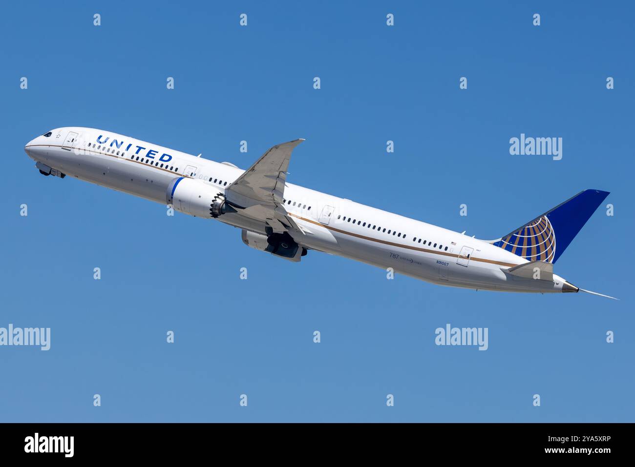 N91007 United Airlines Boeing 787-10 Dreamliner in partenza da Los Angeles International (LAX / KLAX) Foto Stock