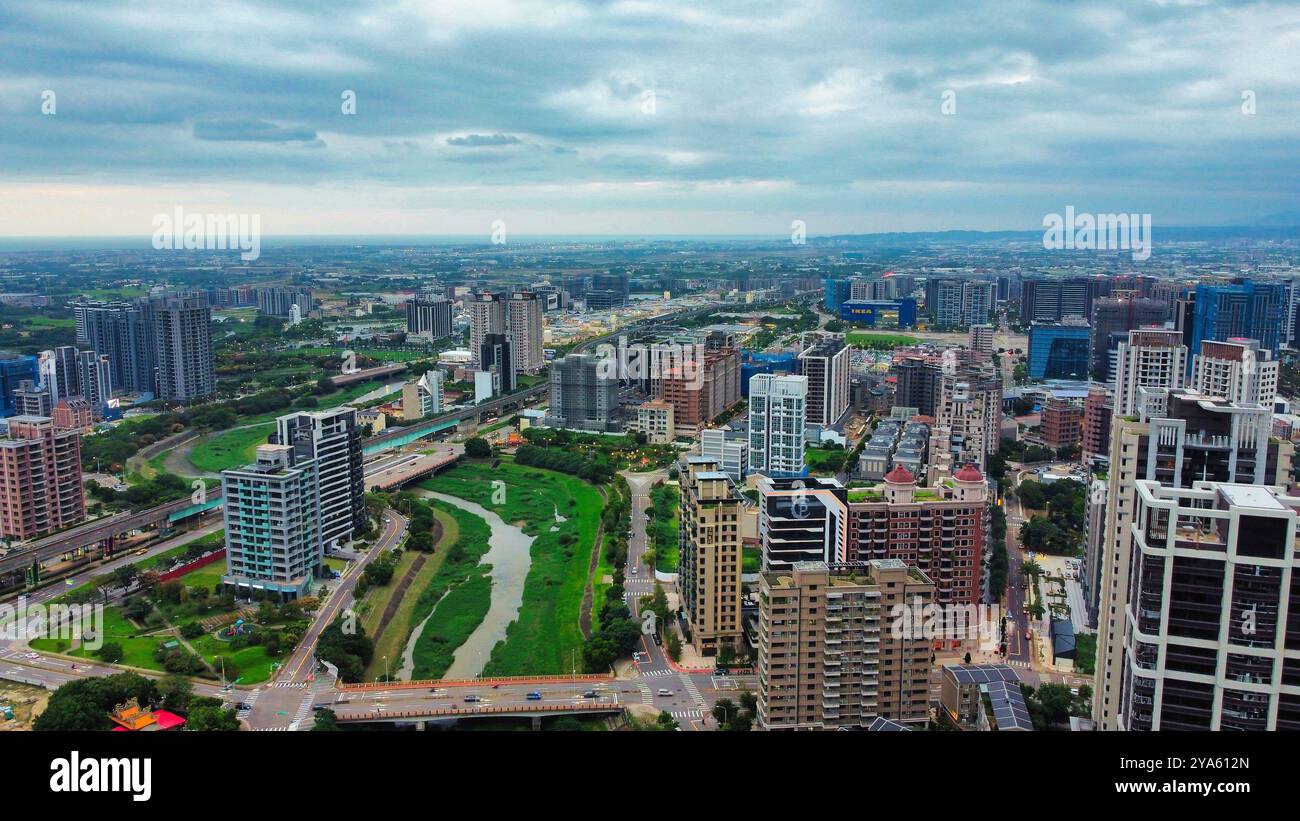 Un vasto paesaggio urbano con alti edifici moderni e strade che si intrecciano attraverso la città. Foto Stock