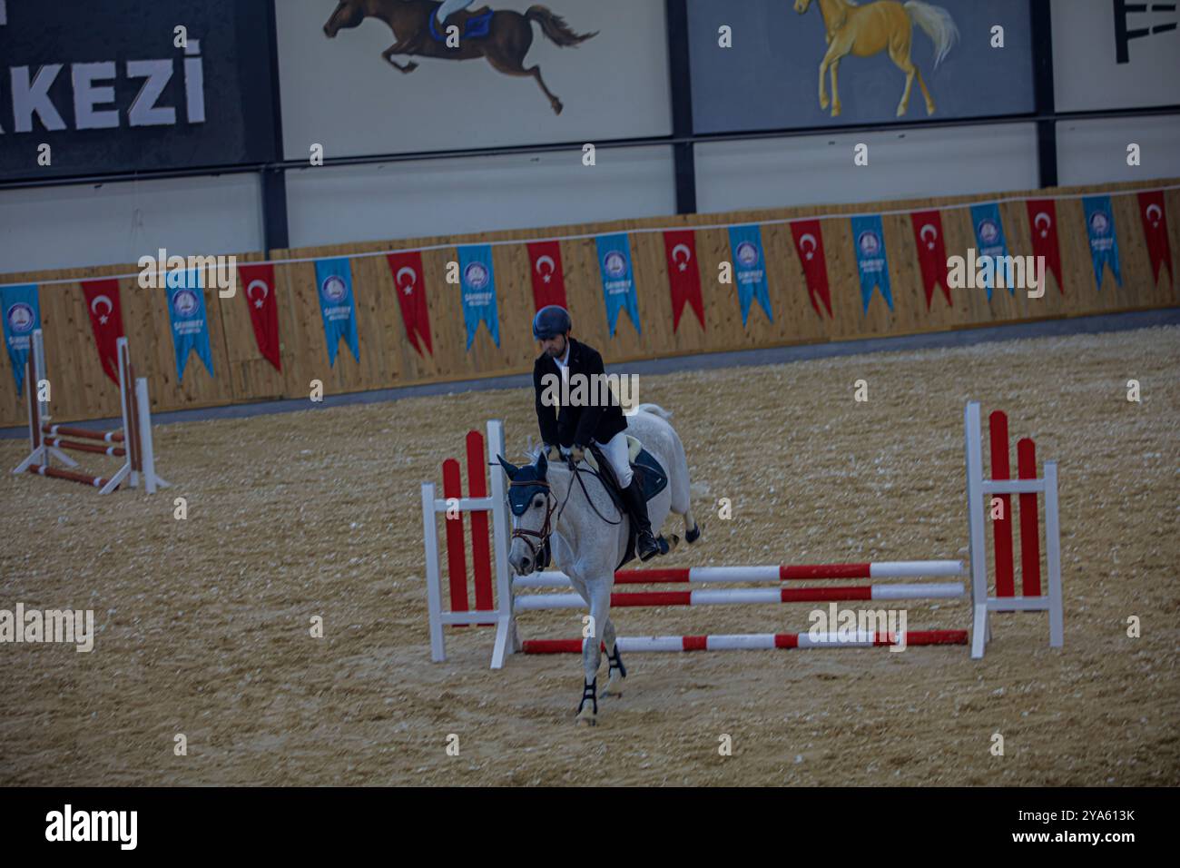 Gaziantep, Turkiye, 23 novembre 2023. Un certo numero di sport tradizionali turchi come equitazione, tiro con l'arco e lotta sono eseguiti durante la cerimonia di apertura del "Centro Şahinbey per gli sport tradizionali" nella città turca meridionale di Gaziantep. Il Centro Şahinbey è stato inaugurato alla presenza del ministro della gioventù e dello sport, Dr. Osman Aşkın Bak, e del sindaco del comune metropolitano di Gaziantep, Fatma Şahin, tra gli altri politici e dignitari. Foto Stock