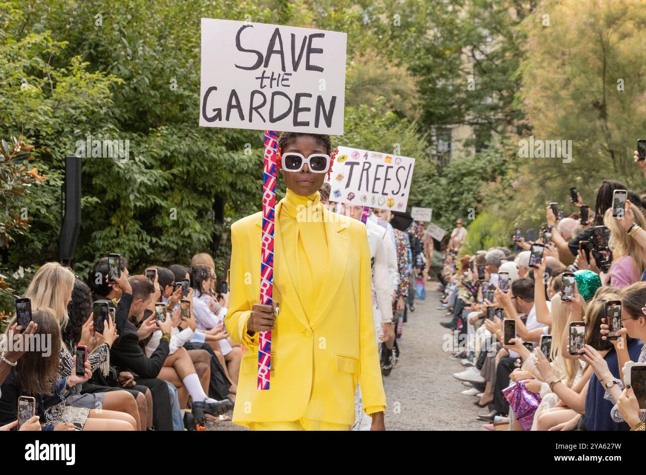 Le modelle percorrono la passerella per la sfilata Libertine dello stilista Johnson Hartig durante la New York Fashion Week Primavera Estate 2025 agli Elizabeth Street Gardens il 6 settembre 2024 Foto Stock