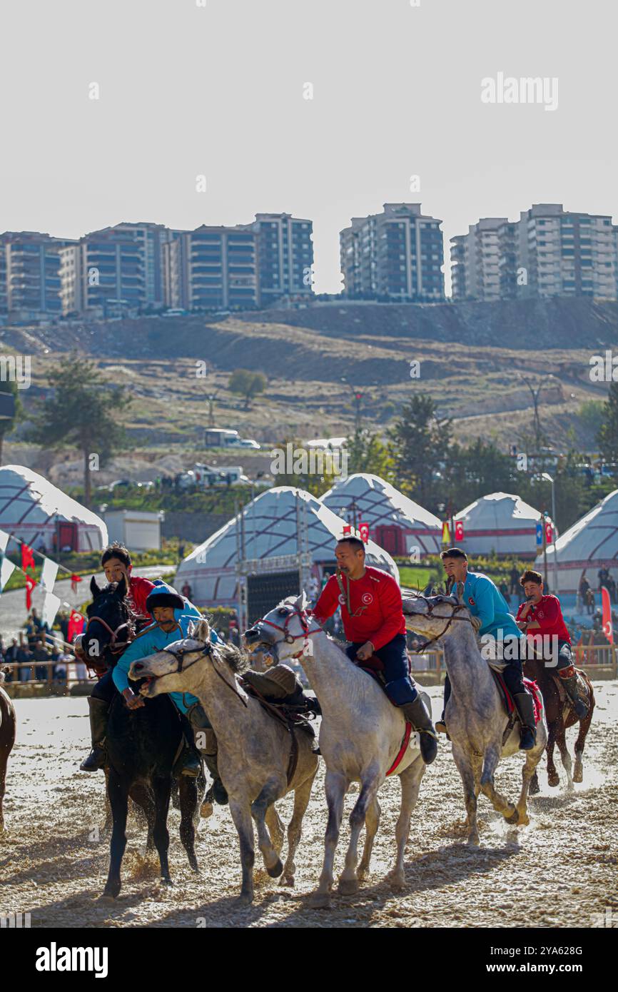 Gaziantep, Turkiye, 23 novembre 2023. Un certo numero di sport tradizionali turchi come equitazione, tiro con l'arco e lotta sono eseguiti durante la cerimonia di apertura del "Centro Şahinbey per gli sport tradizionali" nella città turca meridionale di Gaziantep. Il Centro Şahinbey è stato inaugurato alla presenza del ministro della gioventù e dello sport, Dr. Osman Aşkın Bak, e del sindaco del comune metropolitano di Gaziantep, Fatma Şahin, tra gli altri politici e dignitari. Foto Stock