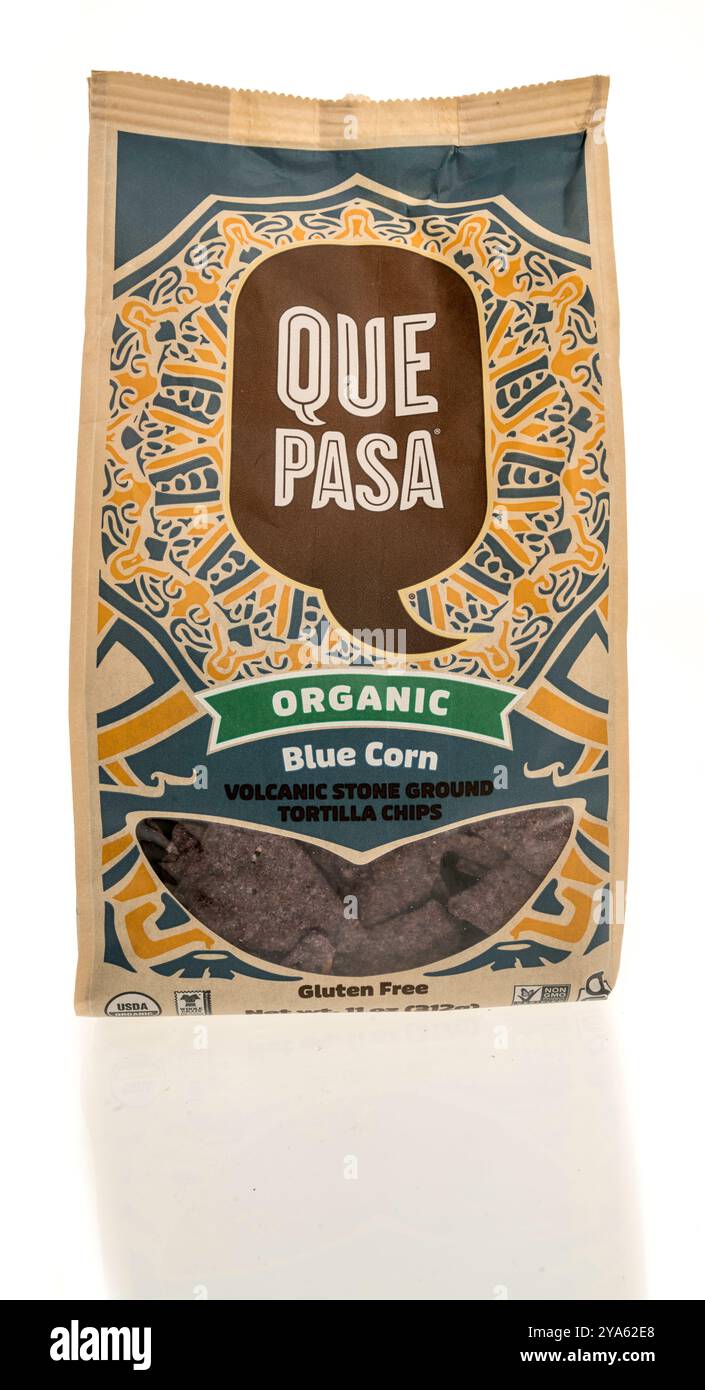 Winneconne, WISCONSIN - 3 agosto 2024: Un pacchetto di patatine di tortilla macinate in pietra vulcanica di mais blu organico Que Pasa su sfondo isolato. Foto Stock