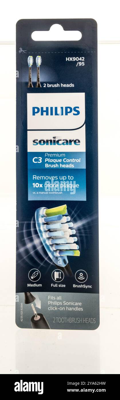 Winneconne, WI - 3 agosto 2024: Un pacchetto di testine Phillips sonicare Premium C3 per il controllo della placca su sfondo isolato. Foto Stock