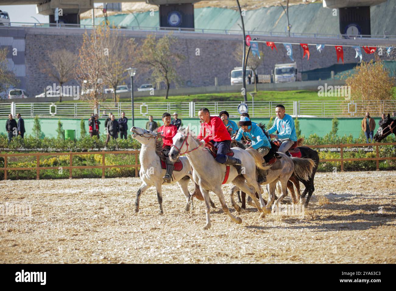 Gaziantep, Turkiye, 23 novembre 2023. Un certo numero di sport tradizionali turchi come equitazione, tiro con l'arco e lotta sono eseguiti durante la cerimonia di apertura del "Centro Şahinbey per gli sport tradizionali" nella città turca meridionale di Gaziantep. Il Centro Şahinbey è stato inaugurato alla presenza del ministro della gioventù e dello sport, Dr. Osman Aşkın Bak, e del sindaco del comune metropolitano di Gaziantep, Fatma Şahin, tra gli altri politici e dignitari. Foto Stock