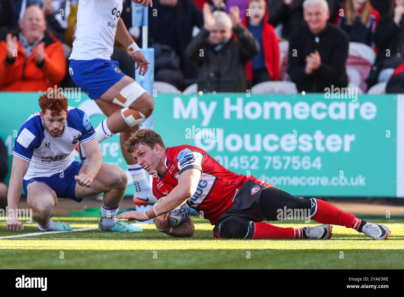 Ollie Thorley di Gloucester si aggira per una meta e fa il punteggio di 26-41 durante la partita della Gallagher Premiership Gloucester Rugby vs Bath Rugby al Kingsholm Stadium , Gloucester, Regno Unito, 12 ottobre 2024 (foto di Gareth Evans/News Images) Foto Stock