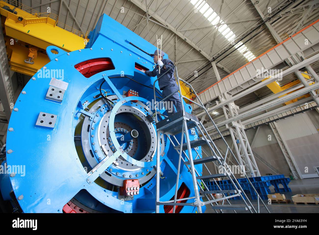 Nanchino. 12 ottobre 2024. Questa foto non datata mostra un lavoratore che assembla la turbina eolica galleggiante offshore a Yancheng, nella provincia cinese di Jiangsu. La turbina eolica galleggiante offshore più potente al mondo, con una capacità di generazione di 20 megawatt, è uscita dalla linea di produzione nella città di Yancheng, nella provincia di Jiangsu, nella Cina orientale, secondo CRRC Corporation Limited, azienda leader nel settore ferroviario del paese. PER ANDARE CON "la più grande turbina eolica galleggiante offshore del mondo esce dalla linea di produzione in Cina" credito: Xinhua/Alamy Live News Foto Stock