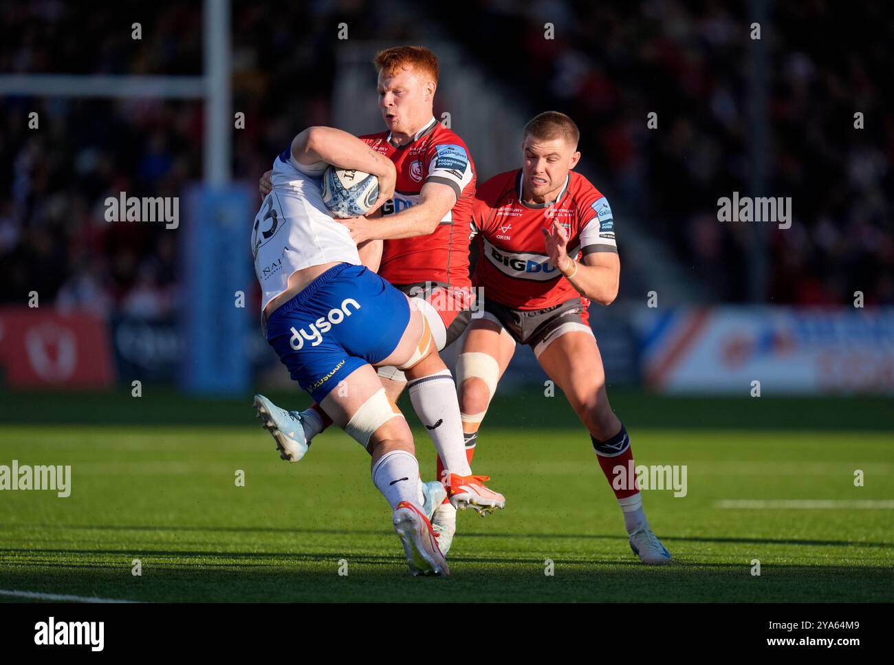 Il Caolan Englefield di Gloucester (centro) viene affrontato da Jaco Coetzee di Bath (a sinistra) durante la partita di Premiership Gallagher al Kingsholm Stadium di Gloucester. Data foto: Sabato 12 ottobre 2024. Foto Stock