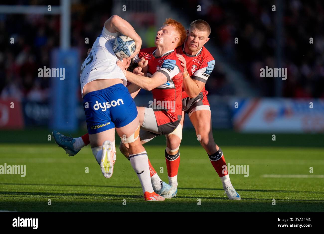 Il Caolan Englefield di Gloucester (centro) viene affrontato da Jaco Coetzee di Bath (a sinistra) durante la partita di Premiership Gallagher al Kingsholm Stadium di Gloucester. Data foto: Sabato 12 ottobre 2024. Foto Stock