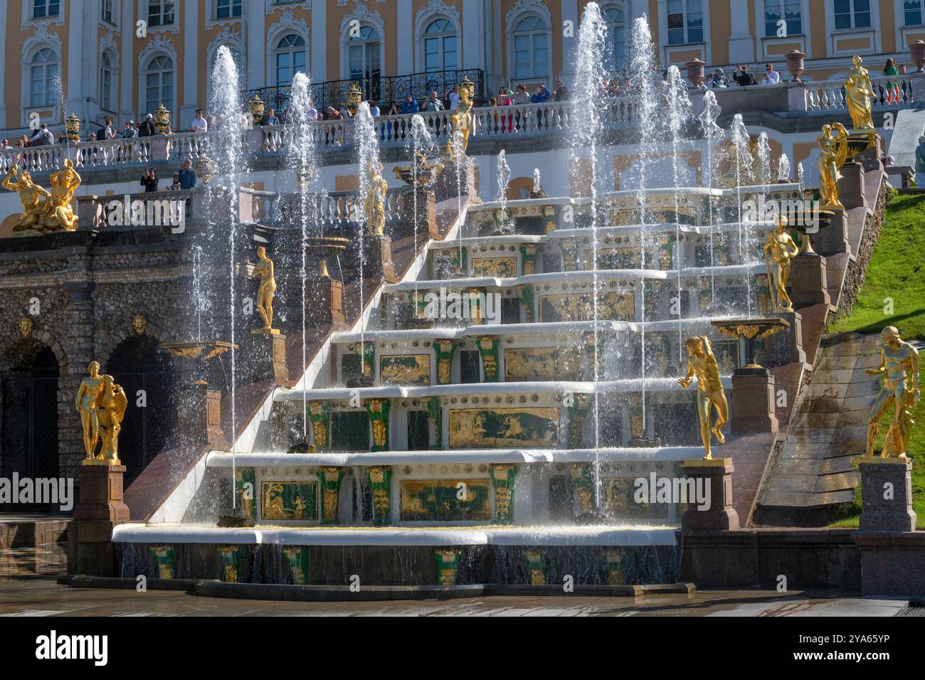 PETRODVORETS, RUSSIA - 13 GIUGNO 2024: Terrazze della Grand Cascade in un giorno di giugno. Palazzo Peterhof e complesso del Parco Foto Stock