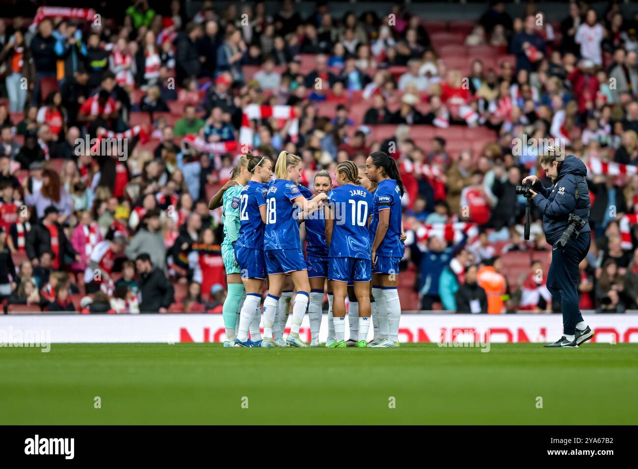 Chelsea Women si riuniscono all'inizio della partita di Super League femminile tra Arsenal Women e Chelsea Women all'Emirates Stadium di Londra, Inghilterra, il 12 ottobre 2024. Foto di Phil Hutchinson. Solo per uso editoriale, licenza richiesta per uso commerciale. Non utilizzare in scommesse, giochi o pubblicazioni di singoli club/campionato/giocatori. Crediti: UK Sports Pics Ltd/Alamy Live News Foto Stock