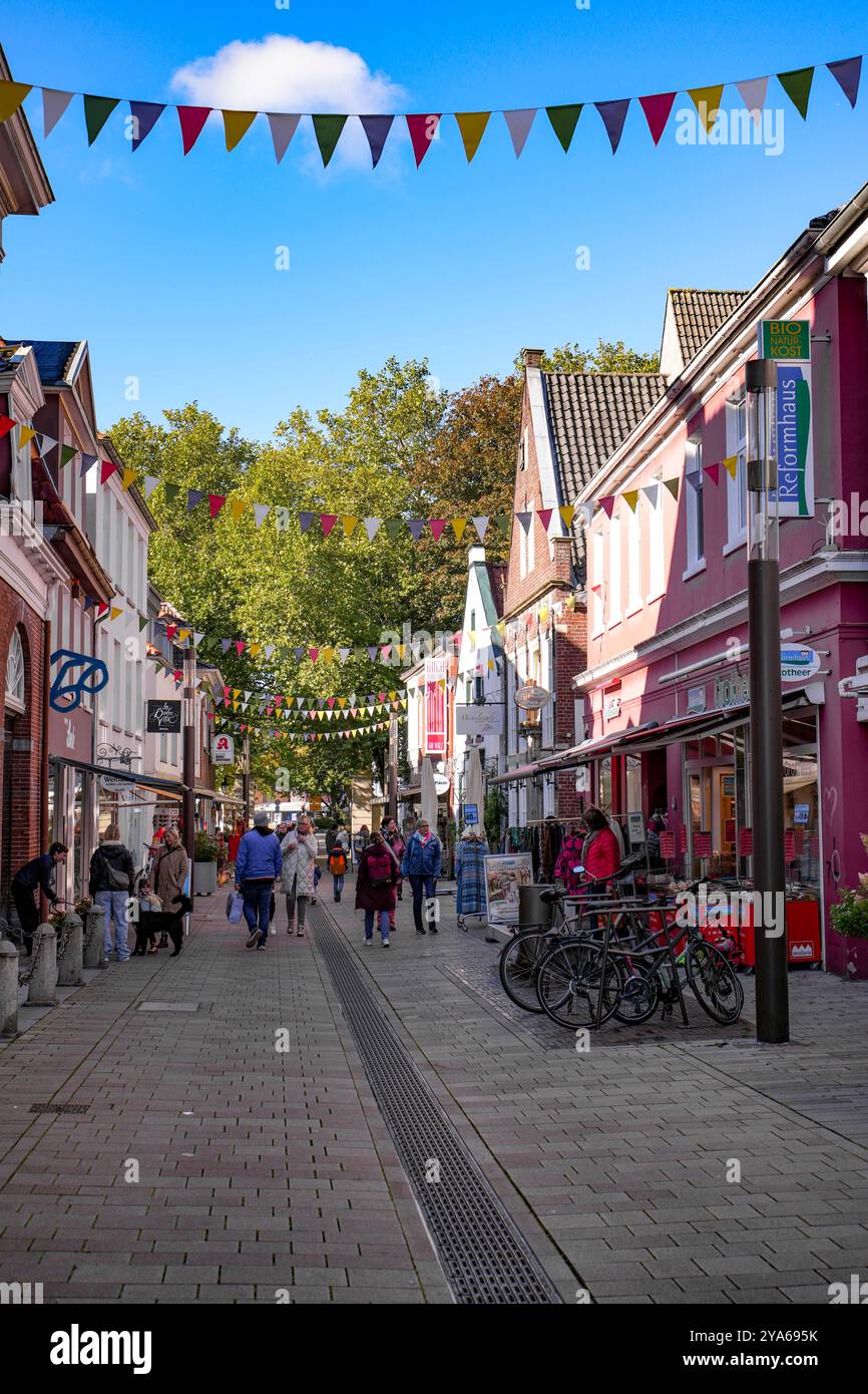 Aurich , Frisia Orientale, bassa Sassonia. Affascinante zona pedonale nella città di Aurich, nella Frisia orientale, nella regione turistica della costa del Mare del Nord. OTT Foto Stock