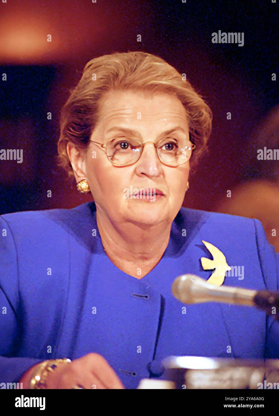 Madeleine Albright. Ritratto dell'ex Segretario di Stato degli Stati Uniti nell'amministrazione Clinton, Madeleine Jana Korbel Albright (nata Marie Jana Körbelová,1937-2022) di Douglas Graham, 1997. SHIS sta parlando all'udienza del Senato per le relazioni estere sui meriti dell'espansione della NATO il 7 ottobre 1997. Foto Stock