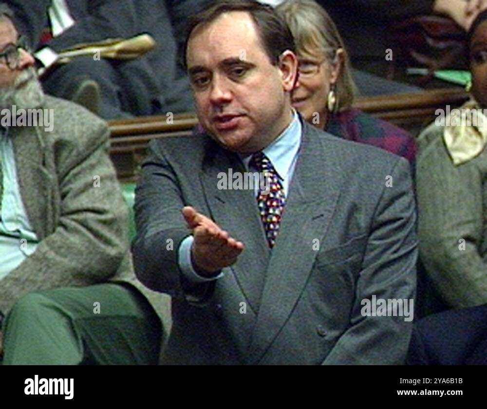 Foto del file del 19/12/95 di Alex Salmond durante un dibattito a seguito della sconfitta del governo sulla loro politica di pesca. L'ex primo ministro scozzese e attuale leader del Partito Alba è morto all'età di 69 anni. Data di pubblicazione: Sabato 12 ottobre 2024. Foto Stock