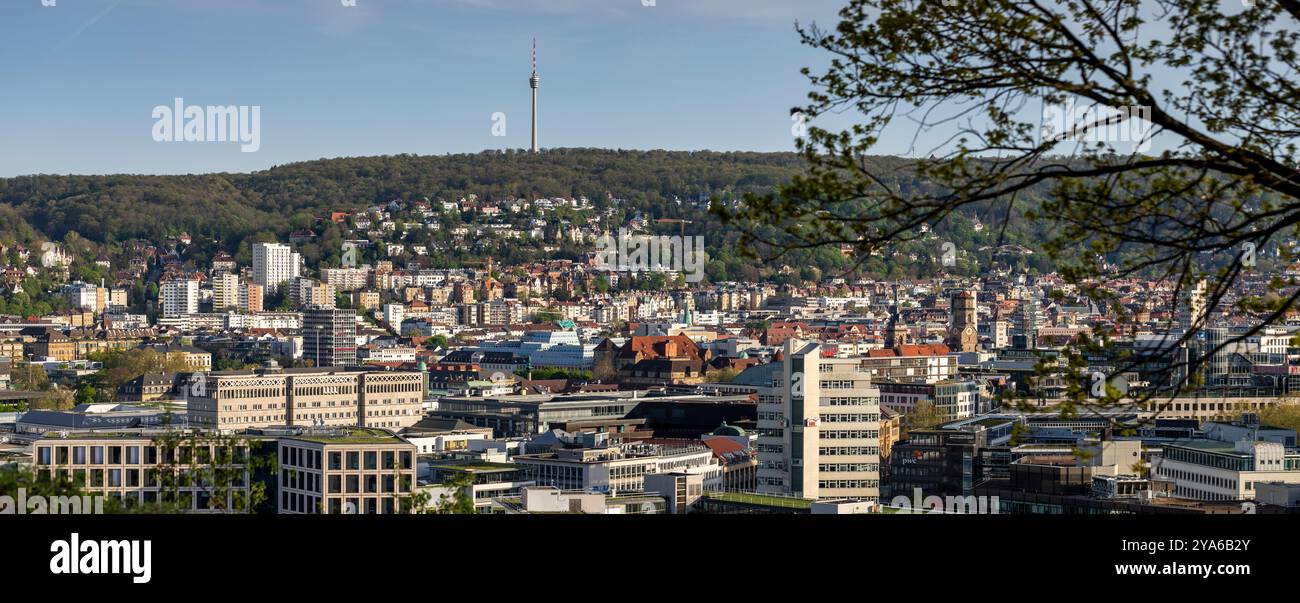 Stoccarda, Baden-Württemberg, Germania 04-11-24 Vista panoramica del centro città e Stoccarda Fernsehturm (ENG: Stuttgart TV Tower) sullo sfondo Foto Stock