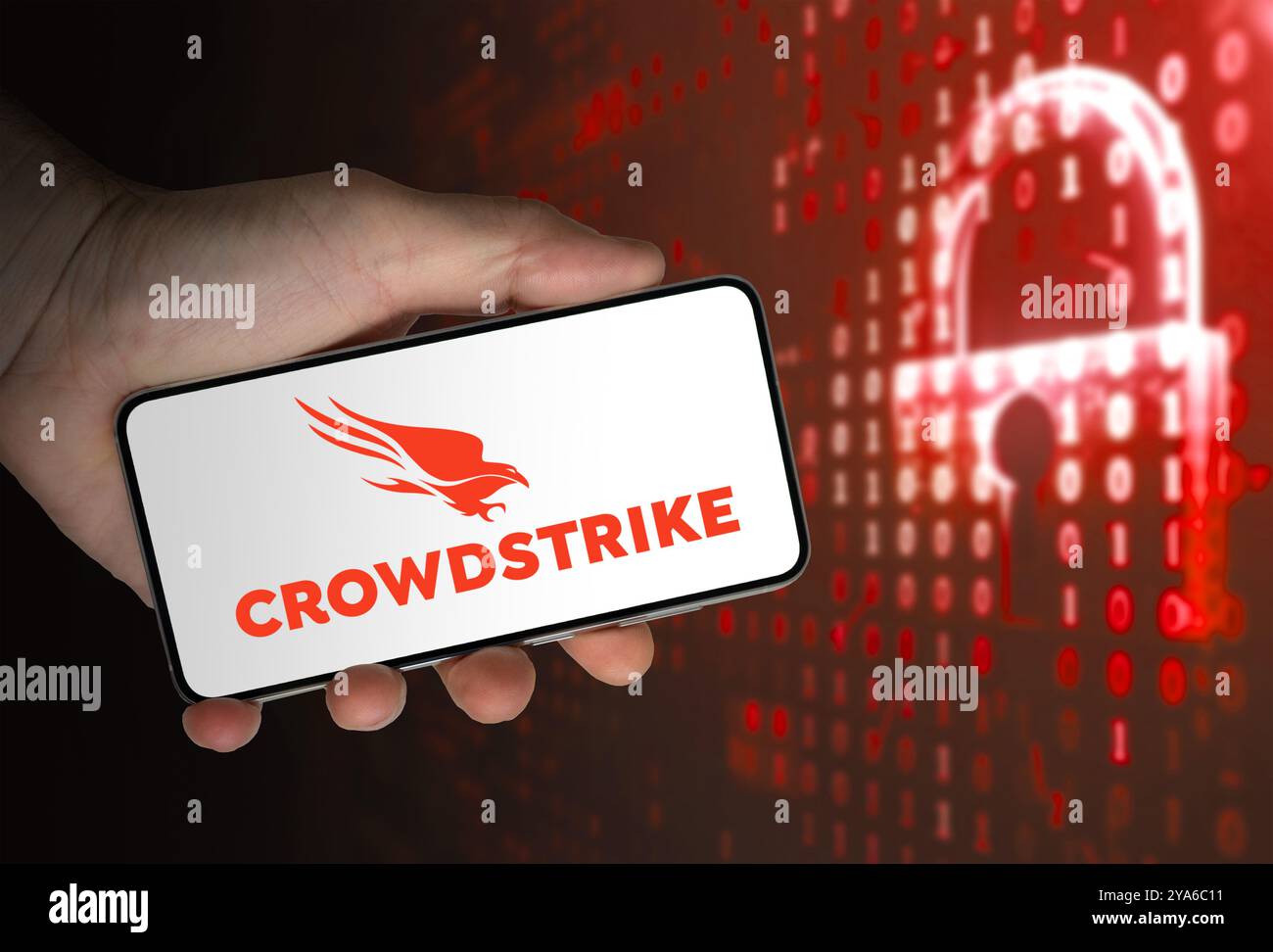 Logo aziendale Crowdstrike visualizzato sullo smartphone Foto Stock
