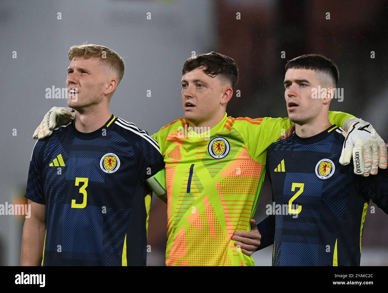 Tynecastle Park, Edimburgo, Regno Unito. 11 ottobre 2024. UEFA Under-21 qualificazione Scozia contro Belgio Scozia Under 21Õs Josh Doig (3) (U.S. Sassuolo calcio) portiere Lewis Budinauckas ( Rangers ) e Max Johnston (2) (Sturm Graz) crediti: eric mccowat/Alamy Live News Foto Stock