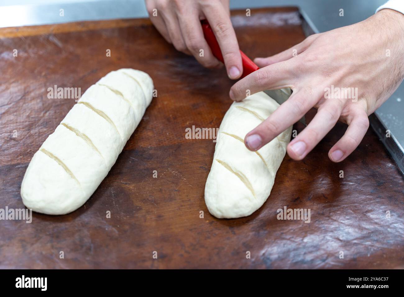 Produzione industriale di prodotti da forno su una linea di assemblaggio - tecnologia e attrezzature in un impianto alimentare. Foto di alta qualità Foto Stock