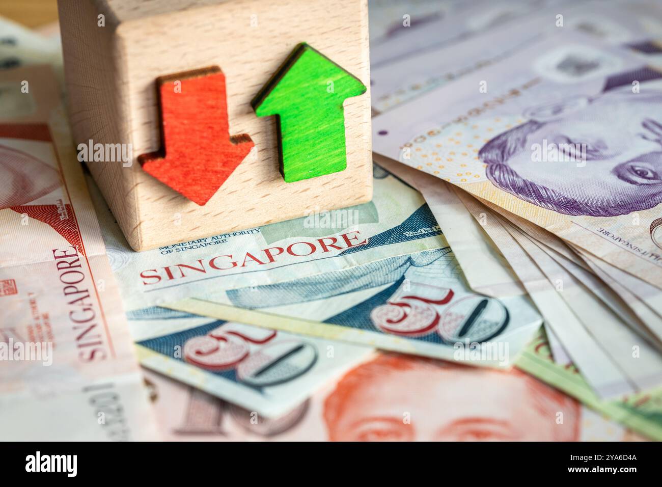 I soldi di Singapore sono sul tavolo, bloccati con frecce di crescita e declino, concetto di business finanziario. Analisi di mercato e valore del dollaro di Singapore Foto Stock