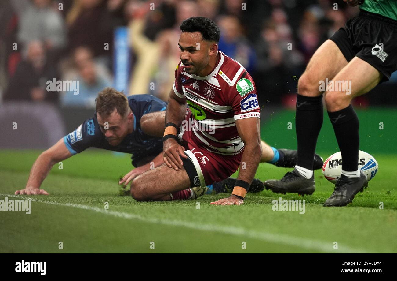 Il Bevan French dei Wigan Warriors segna la prima meta della squadra durante la Grand Final Match di Betfred Super League all'Old Trafford, Manchester. Data foto: Sabato 12 ottobre 2024. Foto Stock