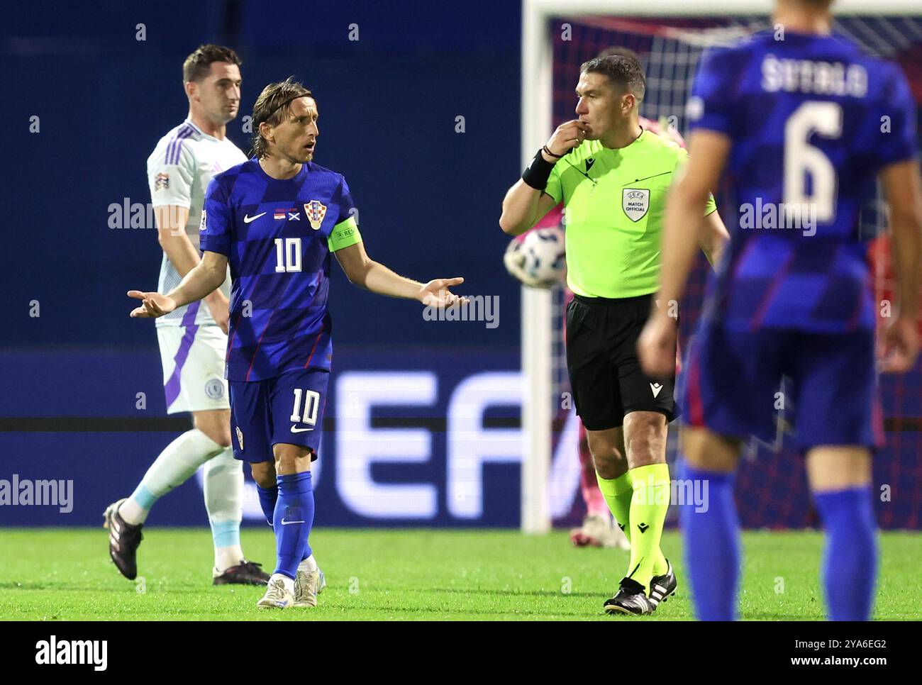 La Croazia Luka Modric fa appello all'arbitro Istvan Kovacs durante la partita del gruppo A1 della UEFA Nations League allo Stadion Maksimir di Zagabria, Croazia. Data foto: Sabato 12 ottobre 2024. Foto Stock