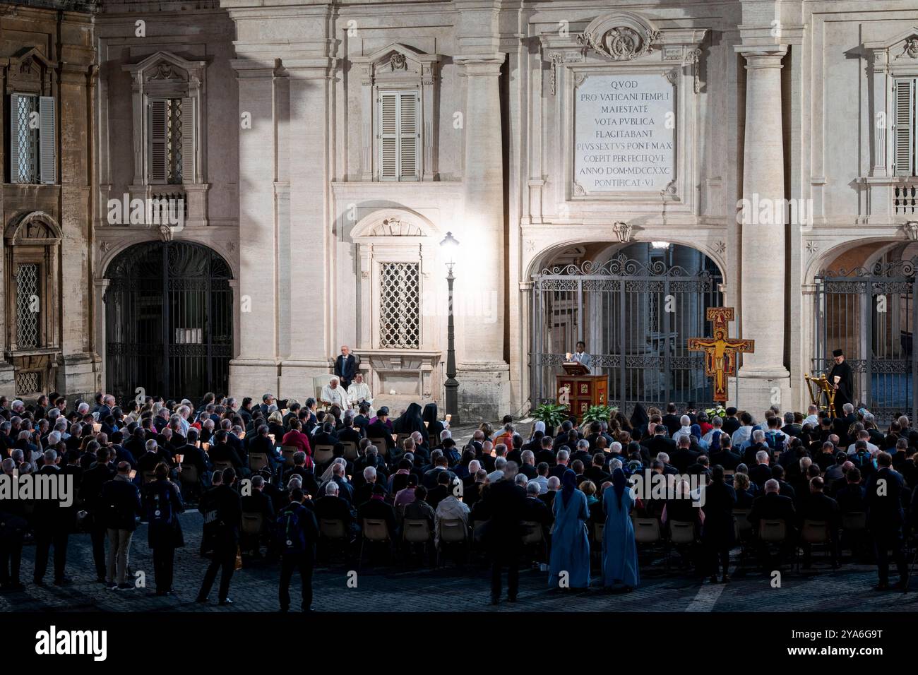 Vista generale della Piazza Protomartiri durante la preghiera della Veglia Ecumenica. Foto Stock