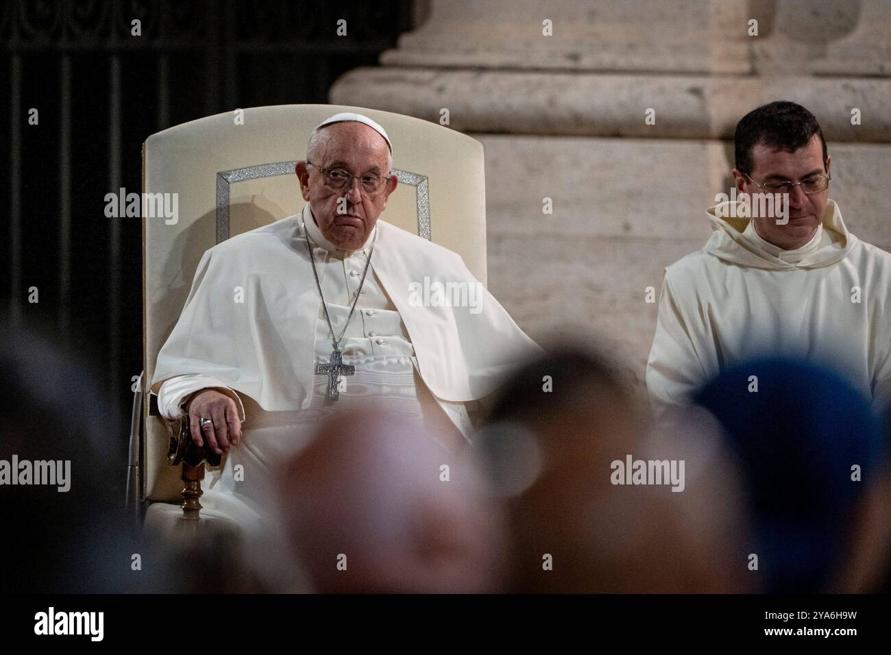 Vaticano, Vaticano. 11 ottobre 2024. Papa Francesco partecipa a una preghiera della Veglia Ecumenica con i Padri sinodali e i leader cristiani di diverse confessioni in Piazza Protomartiri adiacente alla Basilica di San Pietro. (Foto di Stefano Costantino/SOPA Images/Sipa USA) credito: SIPA USA/Alamy Live News Foto Stock