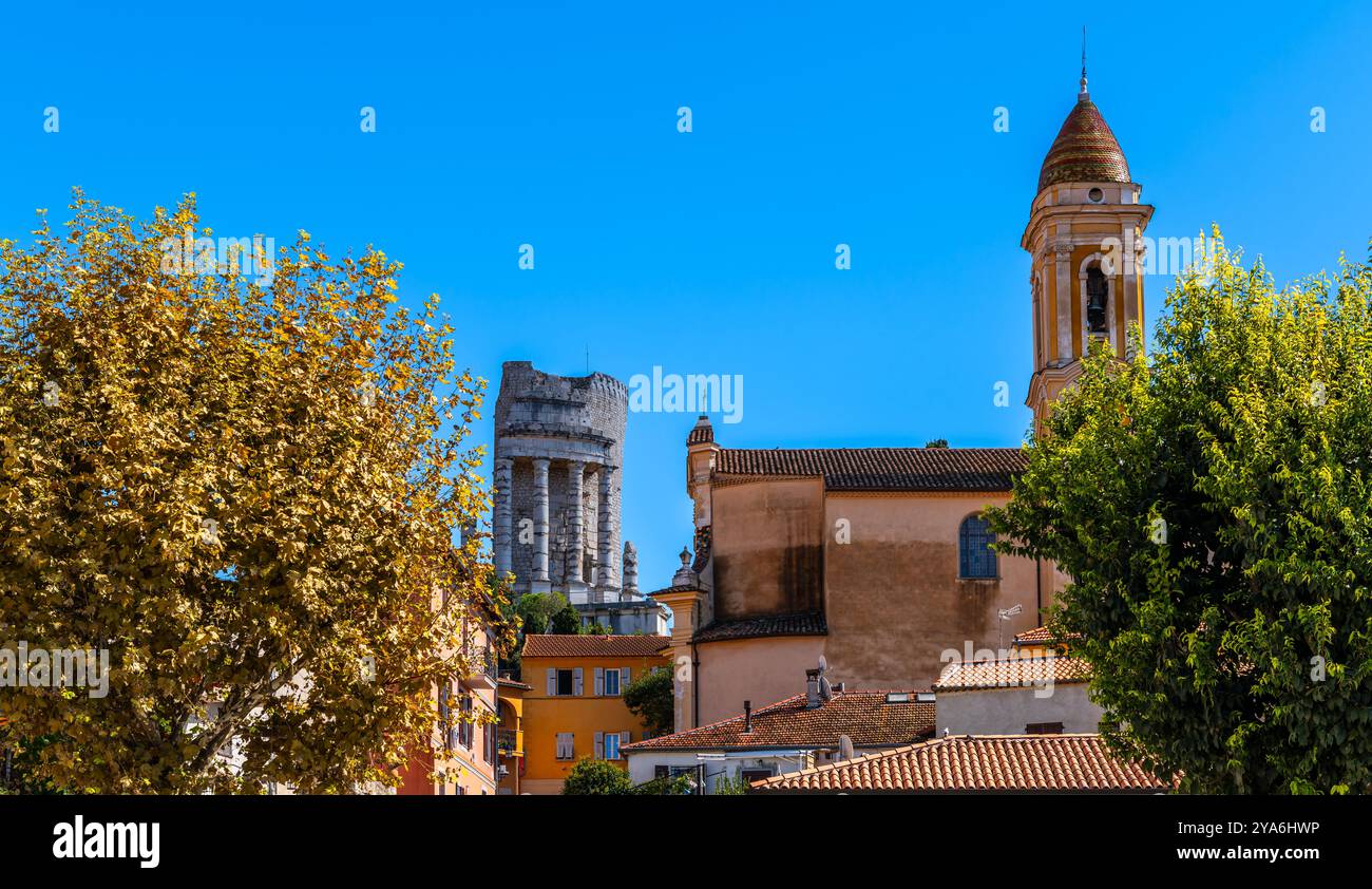 Trofeo di Augusto e la chiesa barocca di Saint-Michel, a la Turbie, un villaggio medievale, nelle Alpi marittime, in Provenza Alpi Côte Azzurra. Foto Stock