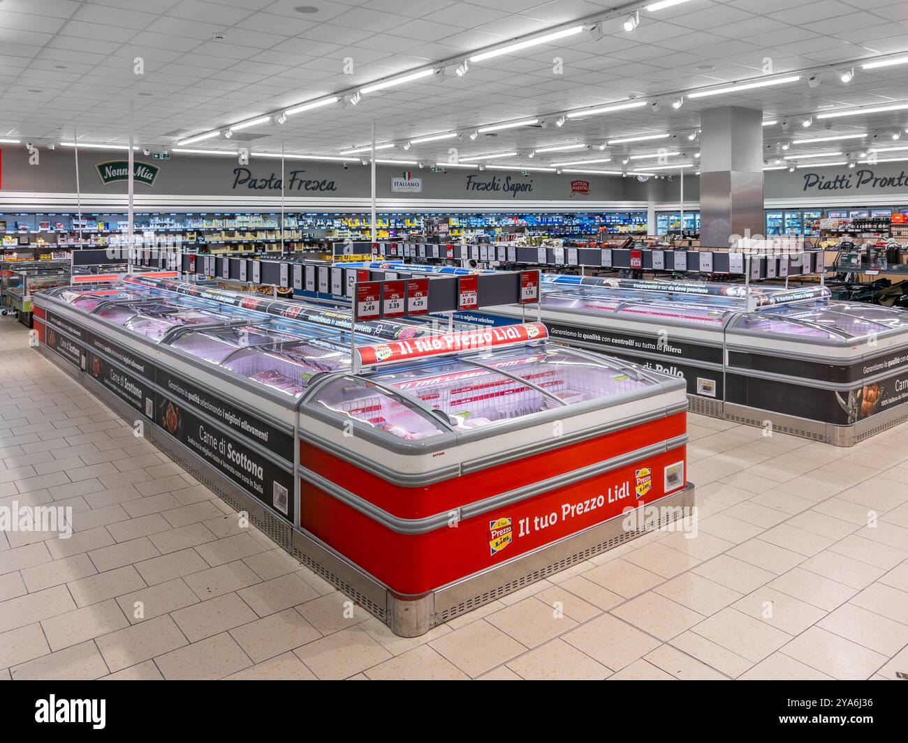 Savigliano, Italia - 12 ottobre 2024: Espositori refrigerati e banchi refrigerati con confezionamento di alimenti freschi nel discount italiano Lidl Foto Stock