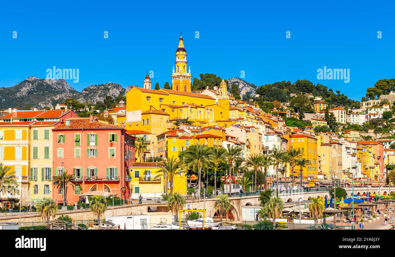 La città vecchia di Mentone nelle Alpi marittime e le sue facciate gialle, in Provenza Côte Azzurra, Francia Foto Stock