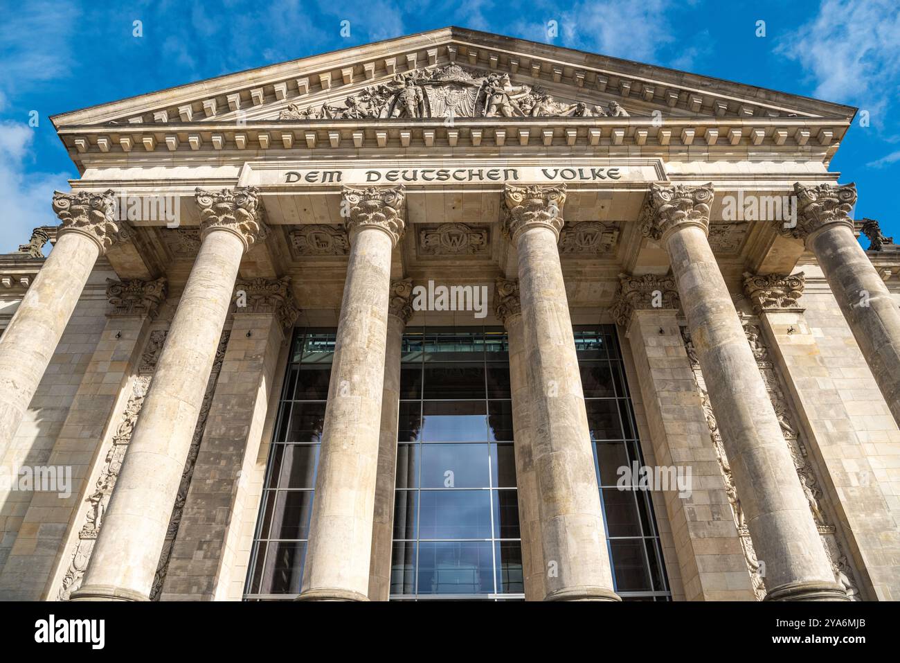 Facciata dell'edificio del Reichstag, sede del parlamento tedesco, a Berlino, Germania. Vedi con la dedica “DEM deutschen Volke”, che significa “a t Foto Stock