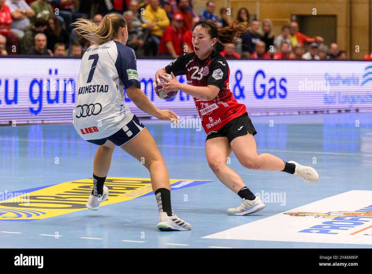 Bad Langensalza, Deutschland. 12 ottobre 2024. Angunn Gudmestad (RL, Sport-Union Neckarsulm, #7), Natsuki Aizawa (Rueckraum, Thueringer HC, #23) GER, Thueringer HC gegen Sport-Union Neckarsulm, 1. Handballbundesliga Frauen, 4. Spieltag, Spielzeit 2024/2025, 12.10.2024 foto: Eibner-Pressefoto/Martin Herbst credito: dpa/Alamy Live News Foto Stock