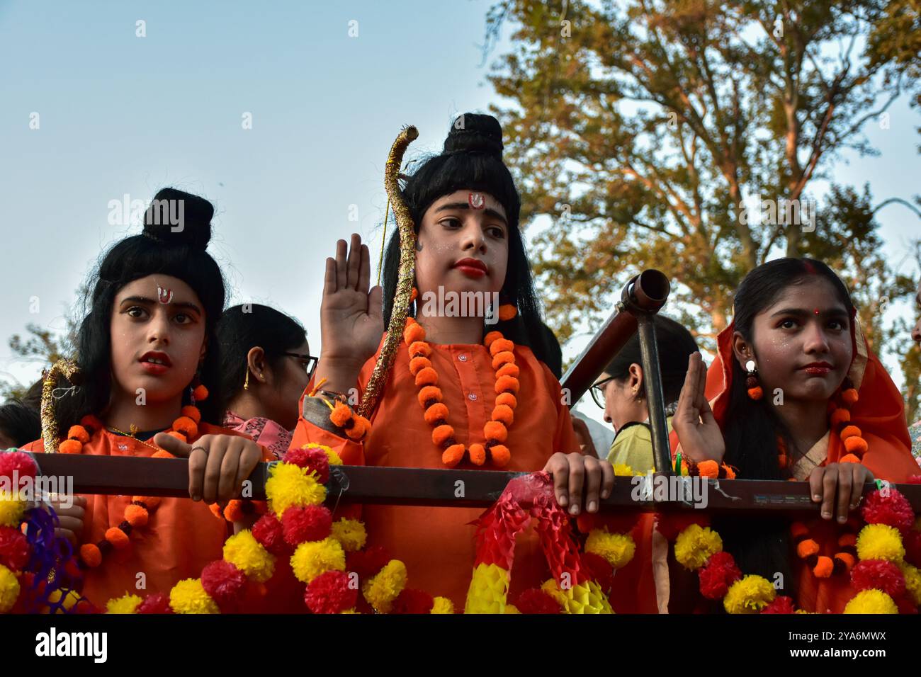 I bambini indù vestiti come il signore RAM (C), Laxman (L)) e la dea Sita (R) prendono parte all'incendio delle effigie del re demone Ravana, suo figlio Meghnath e suo fratello Kumbhkaran durante la festa Dussehra a Srinagar. Dussehra commemora il trionfo di Lord Rama sul re demoniaco Ravana, segnando la vittoria del bene sul male. Foto Stock