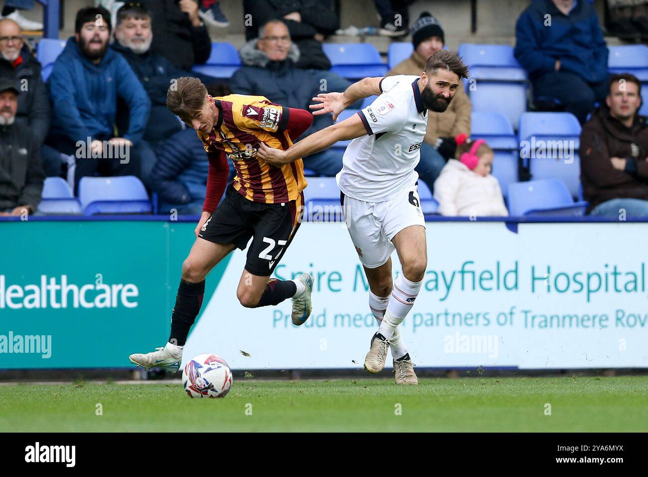 Birkenhead, Regno Unito. 12 ottobre 2024. Jay Benn di Bradford City e Jordan Turnbull dei Tranmere Rovers in azione. EFL Skybet Football League Two Match, Tranmere Rovers contro Bradford City a Prenton Park, Birkenhead, Wirral, sabato 12 ottobre 2024. Questa immagine può essere utilizzata solo per scopi editoriali. Solo per uso editoriale, .pic di Chris Stading/ credito: Andrew Orchard fotografia sportiva/Alamy Live News Foto Stock