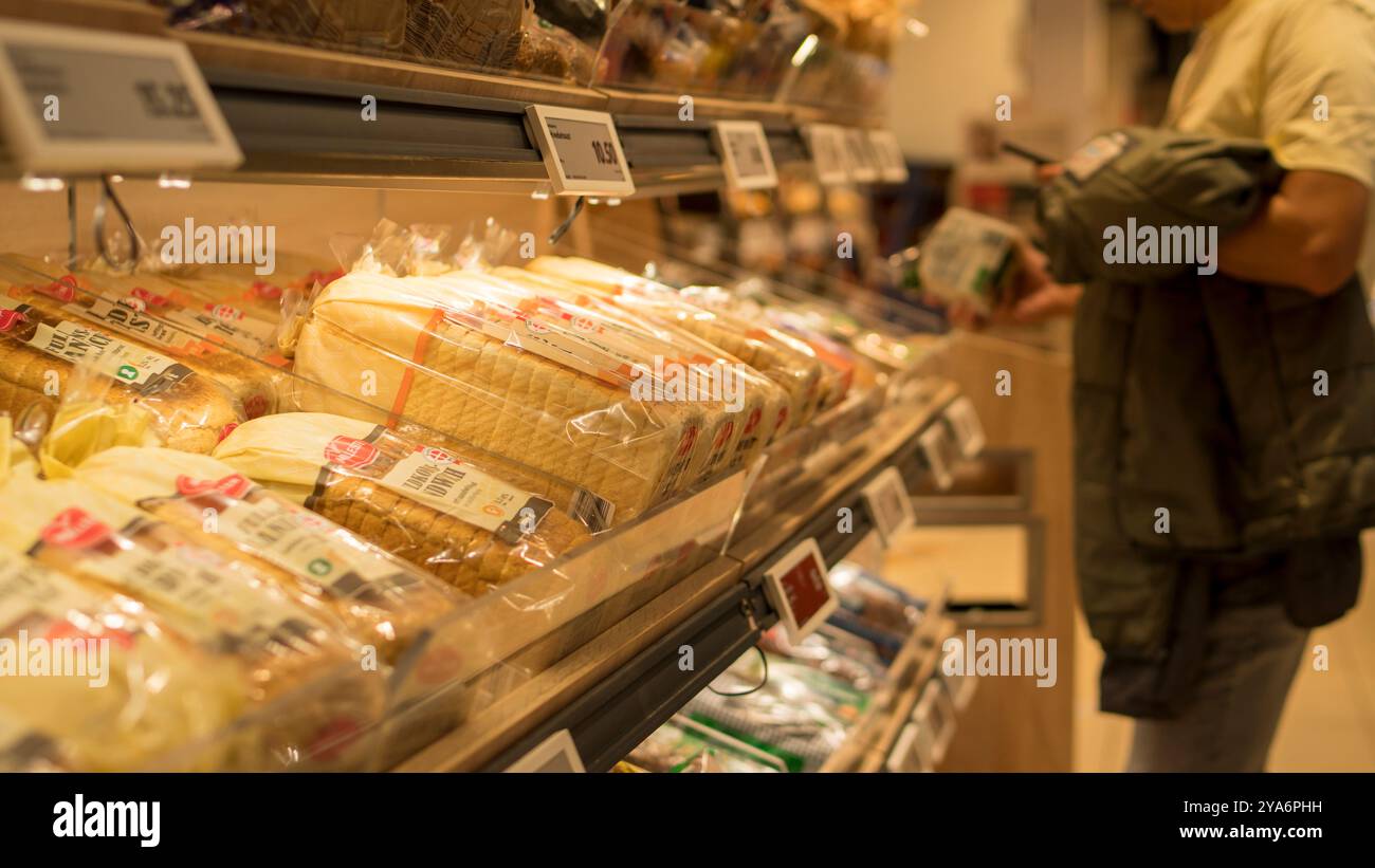 Copenaghen, Danimarca - 12 settembre 2024: Scaffale del pane nel supermercato. Varie marche di pane nordico nella sala dei prodotti da forno all'interno del negozio di alimentari Foto Stock
