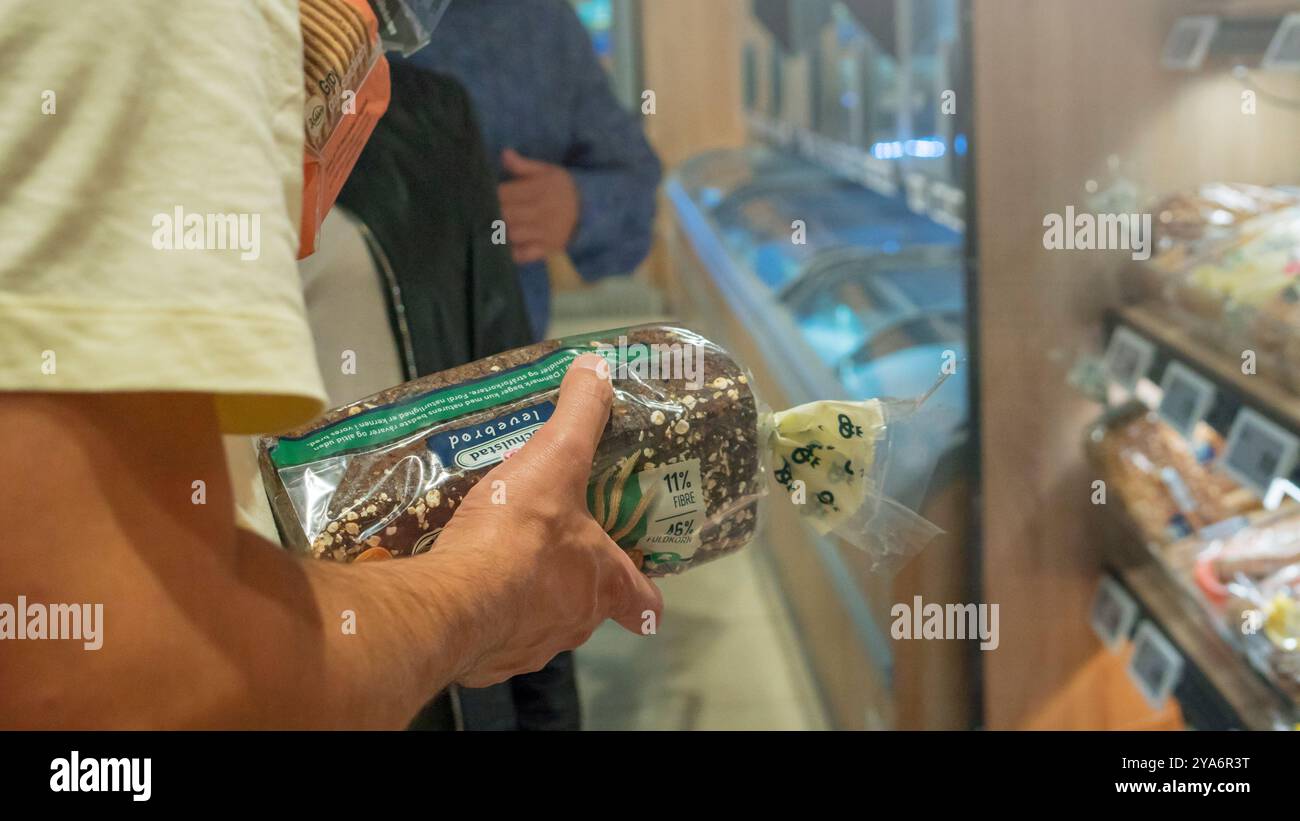 Copenaghen, Danimarca - 12 settembre 2024: Scaffale del pane nel supermercato. Varie marche di pane nordico nella sala dei prodotti da forno all'interno del negozio di alimentari Foto Stock