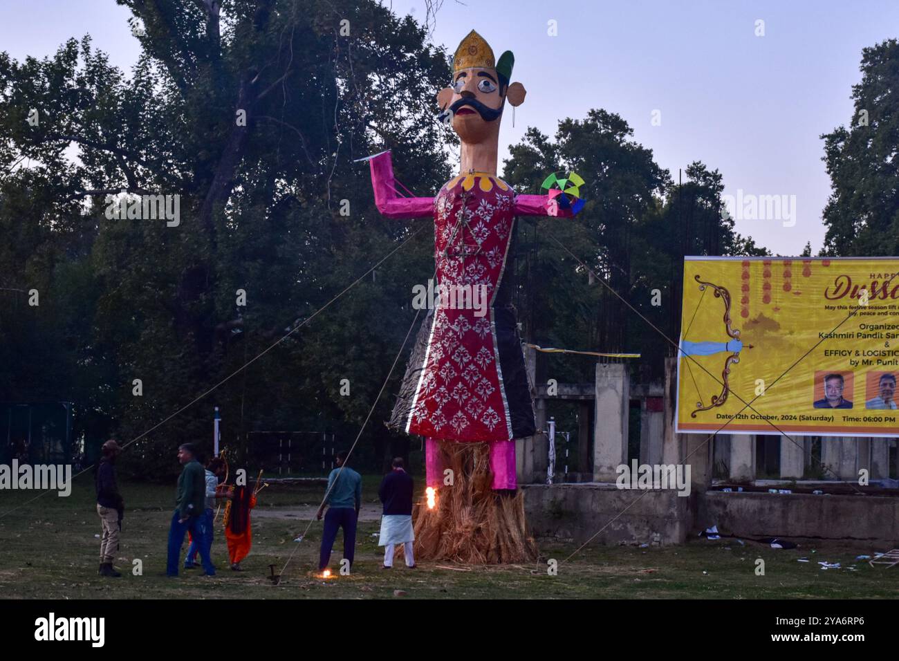 Srinagar, India. 12 ottobre 2024. I devoti indù hanno acceso un'effigie del re demone Ravana durante il festival Dussehra a Srinagar. Dussehra commemora il trionfo di Lord Rama sul re demoniaco Ravana, segnando la vittoria del bene sul male. (Immagine di credito: © Saqib Majeed/SOPA Images via ZUMA Press Wire) SOLO PER USO EDITORIALE! Non per USO commerciale! Foto Stock