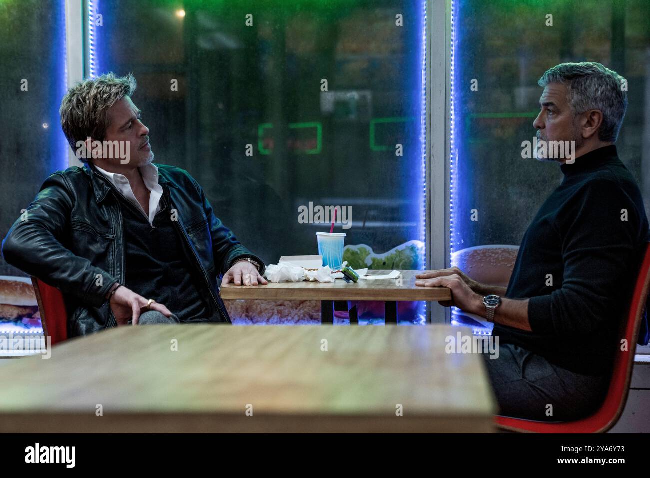 Wolfs (2024) diretto da Jon Watts e interpretato da George Clooney e Brad Pitt nei panni di due fissatori rivali i cui percorsi si incrociano quando vengono chiamati entrambi per aiutare a coprire il passo falso di un importante funzionario di New York e mettere da parte le loro piccole lamentele e ego per finire il lavoro. Pubblicità ancora ***SOLO PER USO EDITORIALE***. Credito: BFA / Apple TV+ Foto Stock