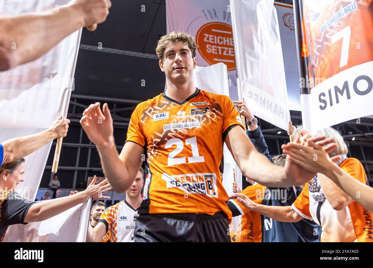 Berlino, Germania. 12 ottobre 2024. Pallavolo, uomini: Bundesliga, Berlin volley - VfB Friedrichshafen, Main Round, Matchday 4, Max-Schmeling-Halle. Tobias Krick di Berlino combatte con gli spettatori dopo la vittoria. Crediti: Andreas Gora/dpa/Alamy Live News Foto Stock