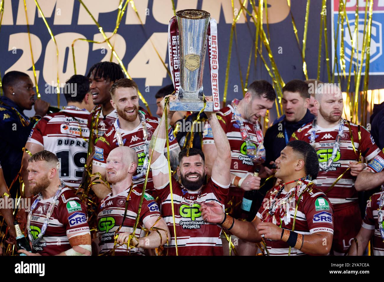 Abbas Miski dei Wigan Warriors con il trofeo della Super League Grand Final dopo il Betfred Super League Grand Final match a Old Trafford, Manchester. Data foto: Sabato 12 ottobre 2024. Foto Stock