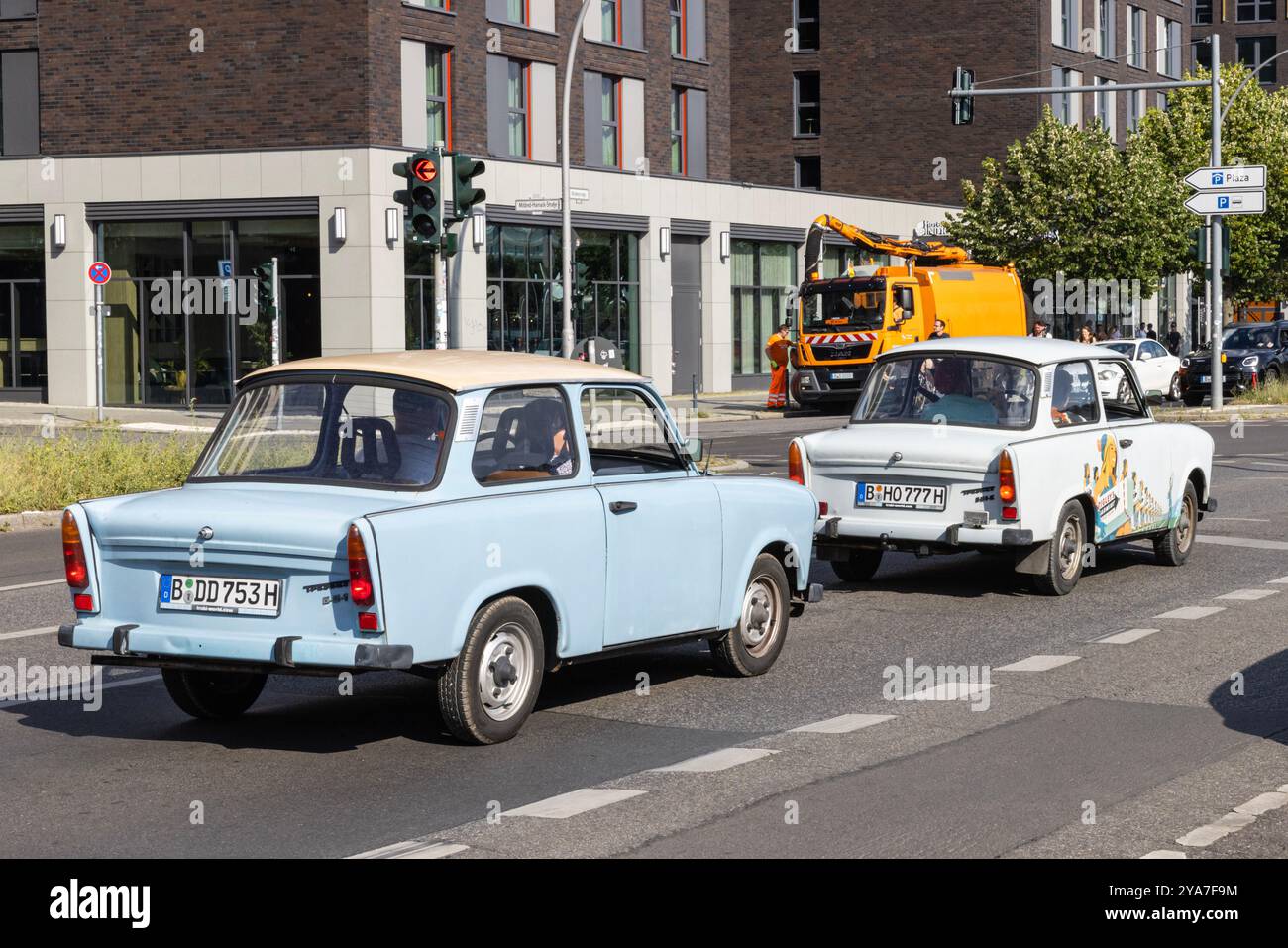 Persone in un tour turistico in auto Trabant a Friedrichshain, Berlino, Germania Foto Stock