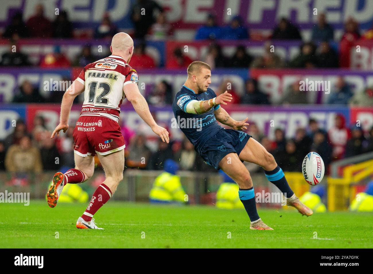 Mikey Lewis ( 7 ) di Hull KR calci Foto Stock