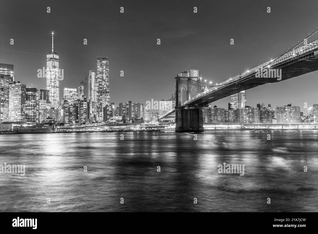 Manhattan waterfront di notte, la città di New York, Stati Uniti d'America. Foto Stock